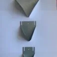 Découvrez le porte perchoir galvanisé en tailles M, L et XL. Support robuste pour fixer perchoirs sur grillage ou par vissage. Idéal pour cages et volières.